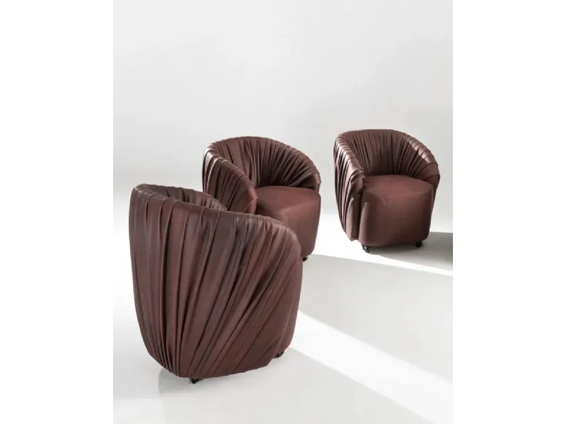 Sedia Drapé Club rivestita in pelle drappeggiata di Laura Meroni