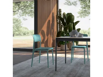 La sedia Quintaci di Easyline combina design essenziale e praticità grazie al suo rivestimento in po