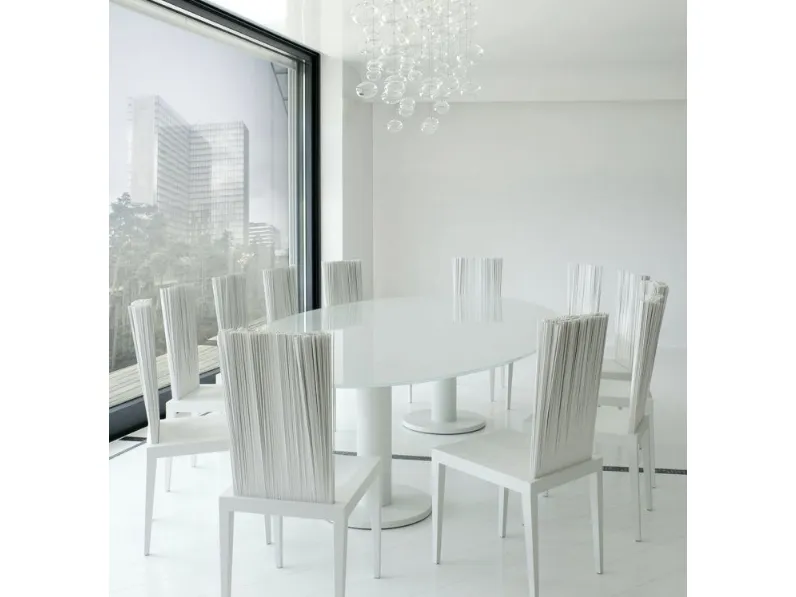 Sedia di design Jenette in poliuretano con schienale formato da un ventaglio di steli in PVC di EdraSedia di design Jenette in poliuretano con schienale formato da un ventaglio di steli in PVC di Edra