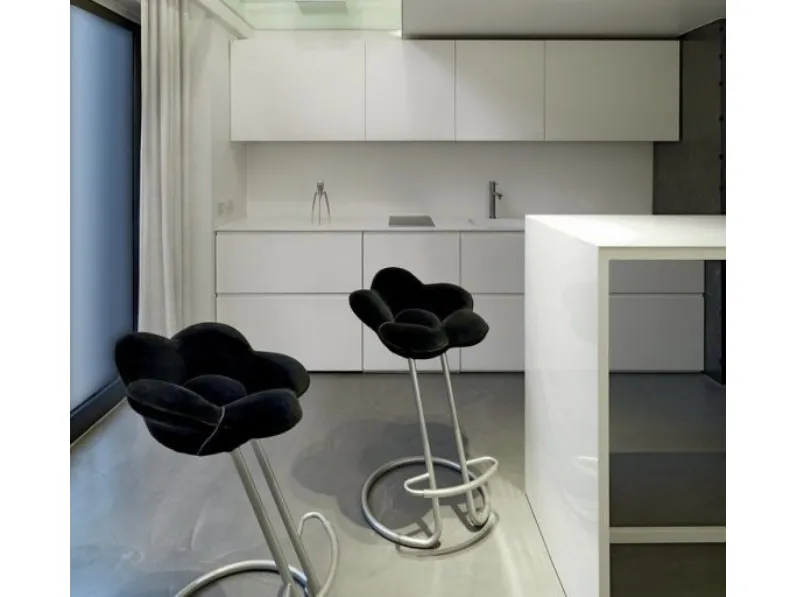 Sgabello di design con seduta accogliente, imbottita e rivestita di velluto a forma di fiore Soshun di Edra