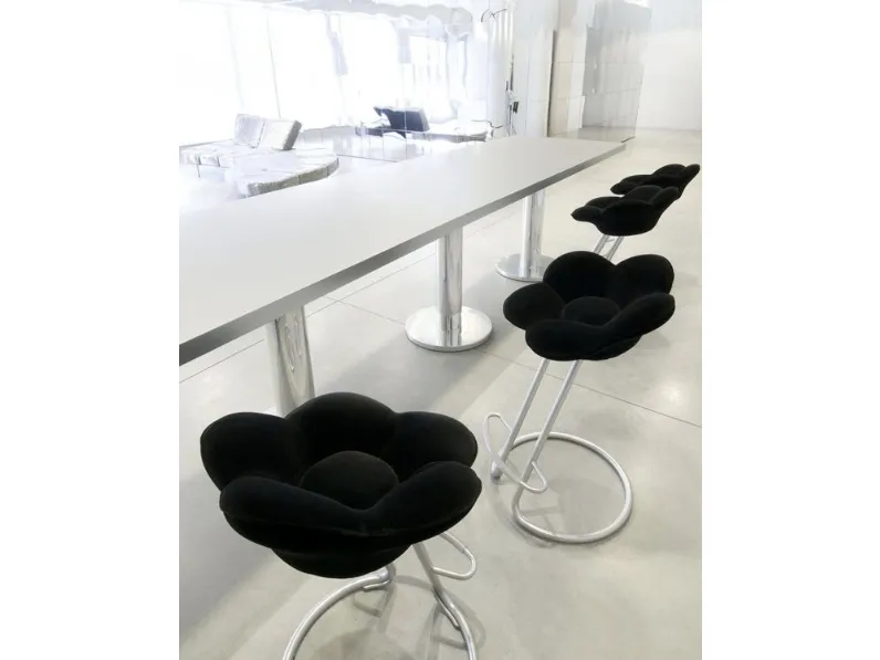 Sgabello di design con seduta accogliente, imbottita e rivestita di velluto a forma di fiore Soshun di Edra