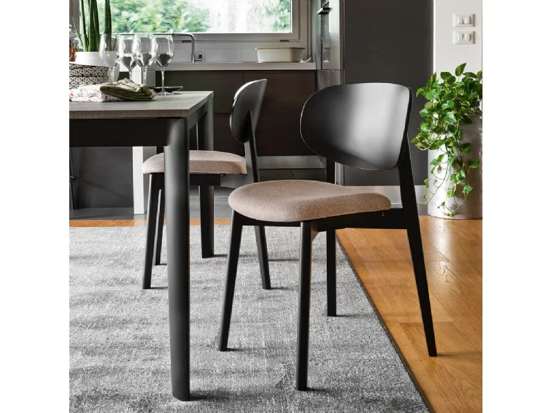 Sedia in legno dal design classico con seduta imbottita Eide di Connubia