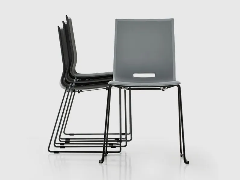 Sedia impilabile Elena in polipropilene e metallo di Cinquepuntozero