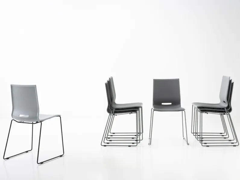 Sedia impilabile Elena 3 in polipropilene e metallo di Pointhouse