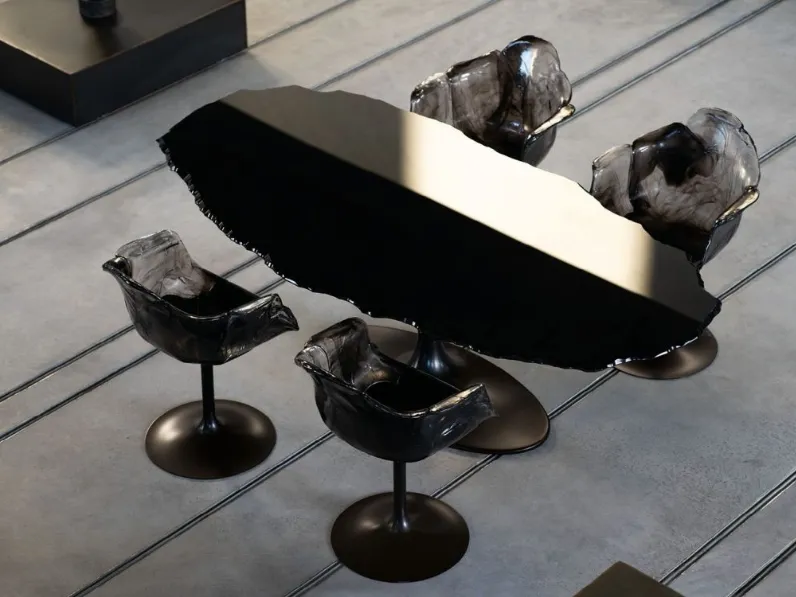 Sedia di design Ella che ricorda la forma di un fiore in policarbonato color Antracite di Edra