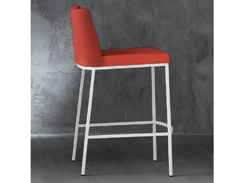 Sgabello Erik 65 in ecopelle con struttura in metallo cromato di La Seggiola