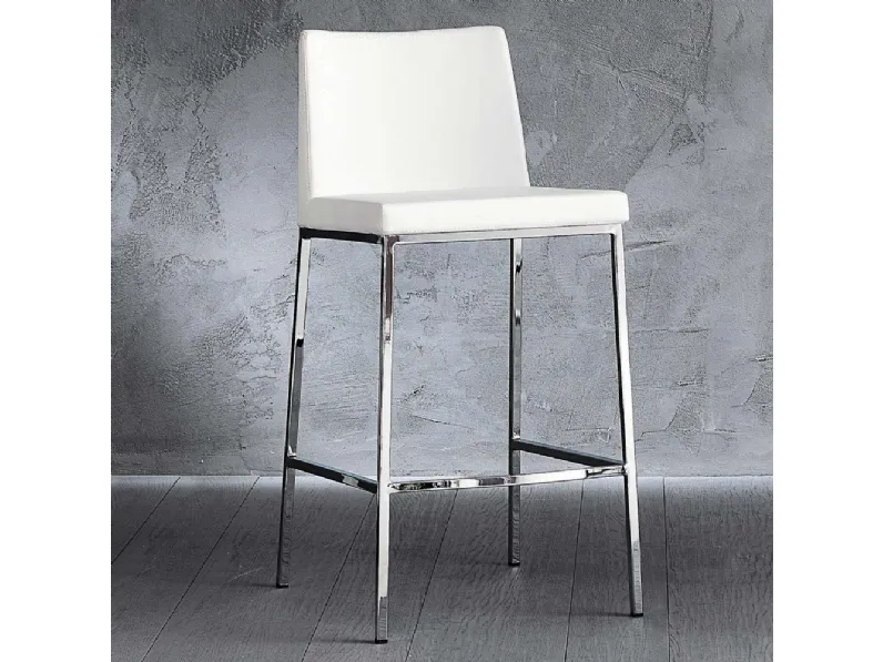 Sgabello Erik 65 in ecopelle con struttura in metallo cromato di La Seggiola
