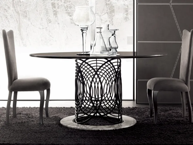 Sedia elegante, raffinata e sinuosa con gambe in massello di faggio e seduta, schienale e gambe posteriori rivestiti in tessuto Eva di Cortezari