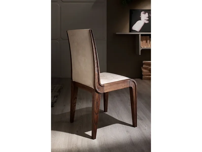 Sedia Cleo in pelle con struttura in legno di Fasolin