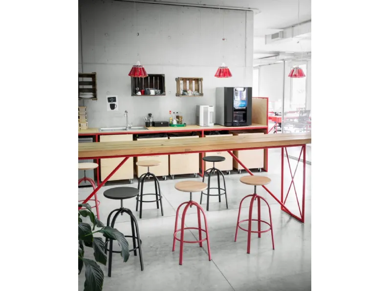 Sgabello regolabile Ferrovitos con seduta circolare in faggio o Faggio Nero e base in metallo laccato di Miniforms