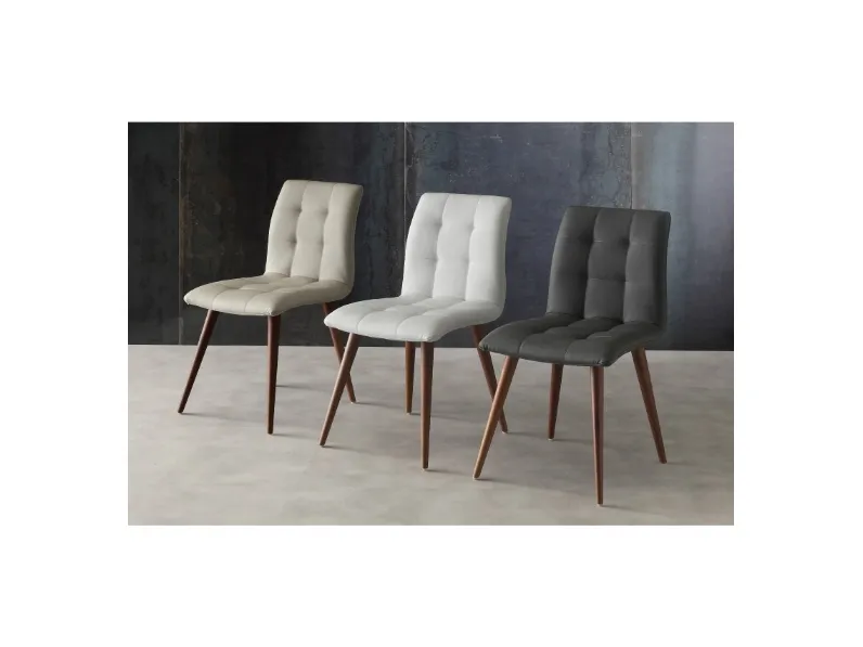 Sedia in ecopelle imbottita e trapuntata con base in legno massello Finland di La Seggiola