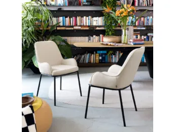 La sedia imbottita Flair di Connubia unisce design contemporaneo e comfort assoluto.