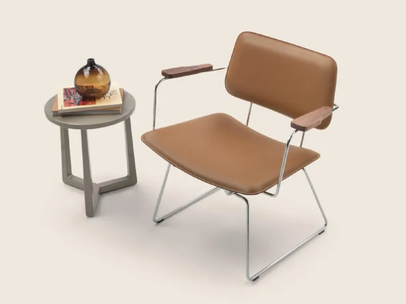 Sedia Echoes SH in cuoio con struttura in metallo e braccioli in legno di Flexform