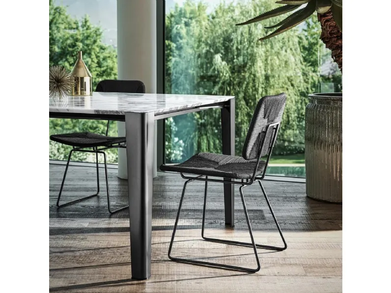 Sedia Echoes in metallo e intreccio in paglia di fiume di Flexform