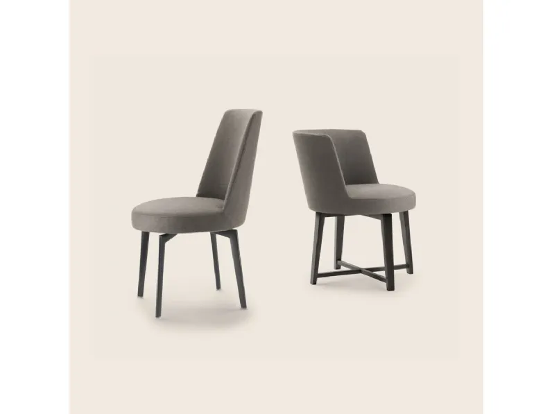 Sedia Hera in tessuto con gambe in legno massello di Flexform
