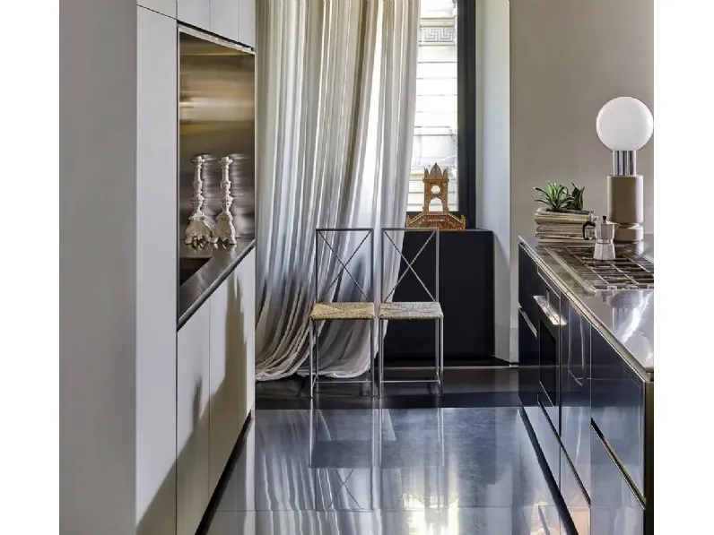 Sedia Moka con struttura in metallo e seduta in fibra vegetale di Flexform