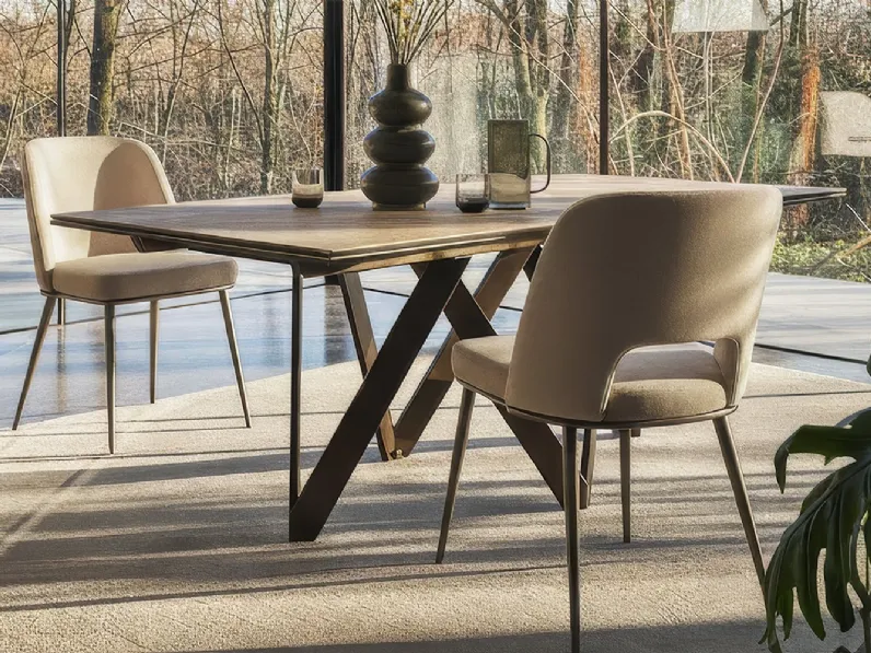 Sedia in tessuto Foyer con gambe in metallo di Calligaris