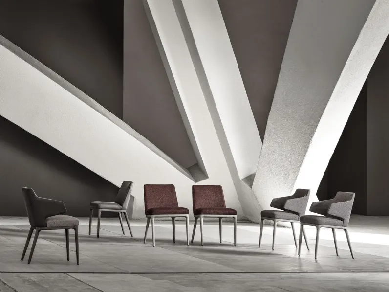 Sedia con o senza braccioli rivestita in tessuto e pelle con base in legno massello di frassino Amanda di Frigerio