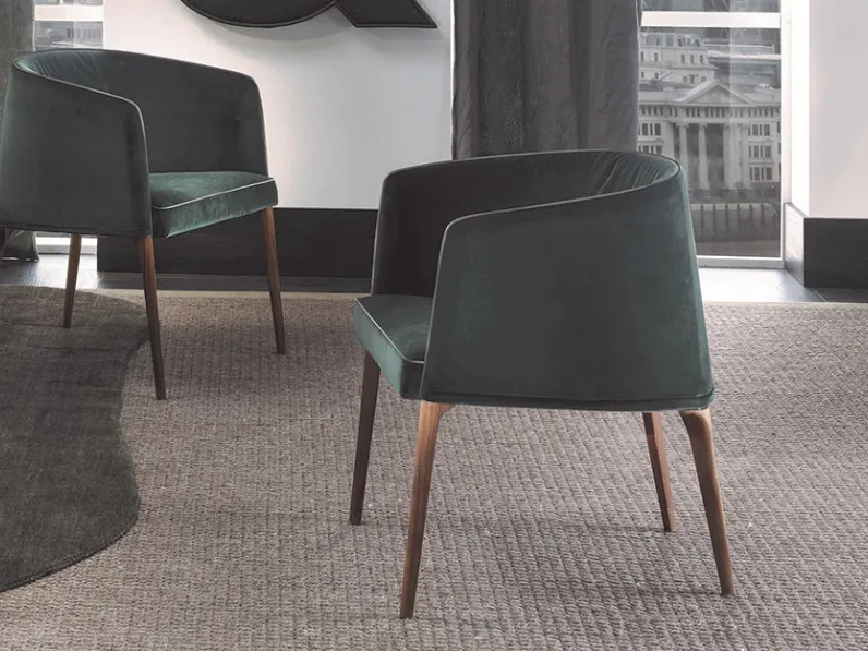 Sedia Jackie Poltroncina in tessuto imbottito con gambe in legno massello di Frigerio