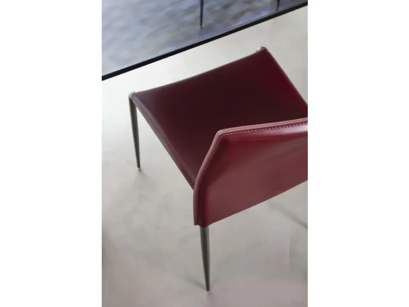 Sedia impilabile rivestita in cuoio Gazzella di Enrico Pellizzoni