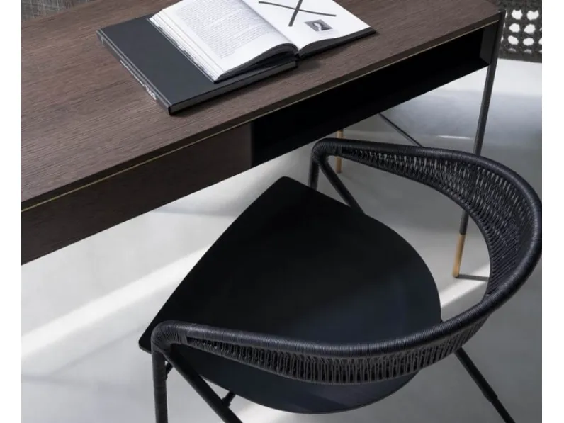 Sedia George in metallo con seduta in legno e schienale in cuoio di Living Divani