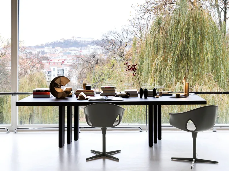 Sedia in pelle Ginger Ale con base a colonna di Poltrona Frau