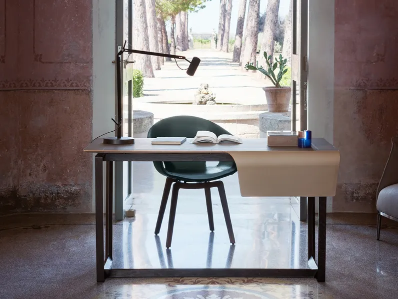 Sedia in pelle Ginger Ale con gambe in legno di Poltrona Frau