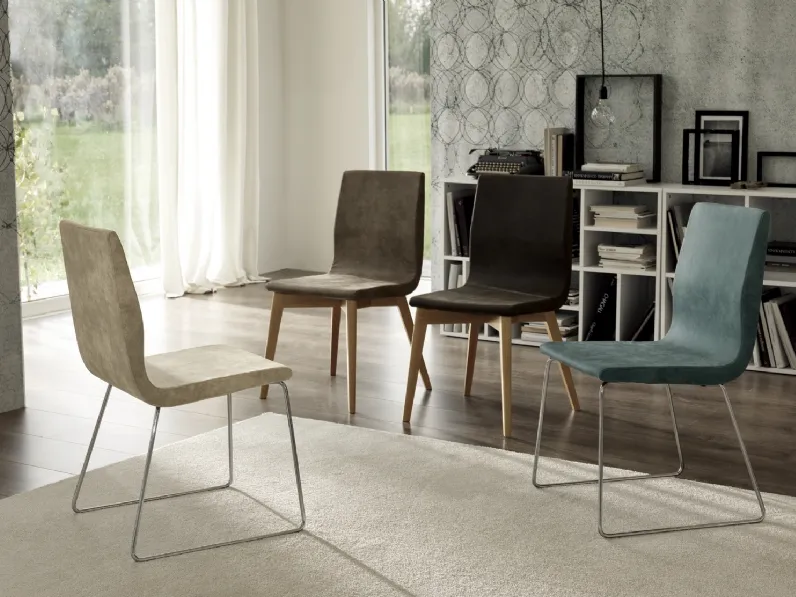 Sedia Alice rivestita in microfibra con base in metallo o frassino di Gipi Le Sedie