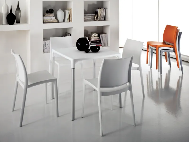 Sedia impilabile Marina in polipropilene di Gipi Le Sedie