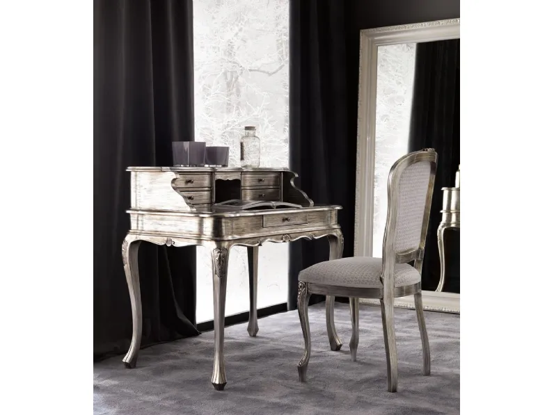 Sedia dal design classico e romantico in tessuto con struttura in legno massello di faggio finemente intagliato Giusy di Cortezari