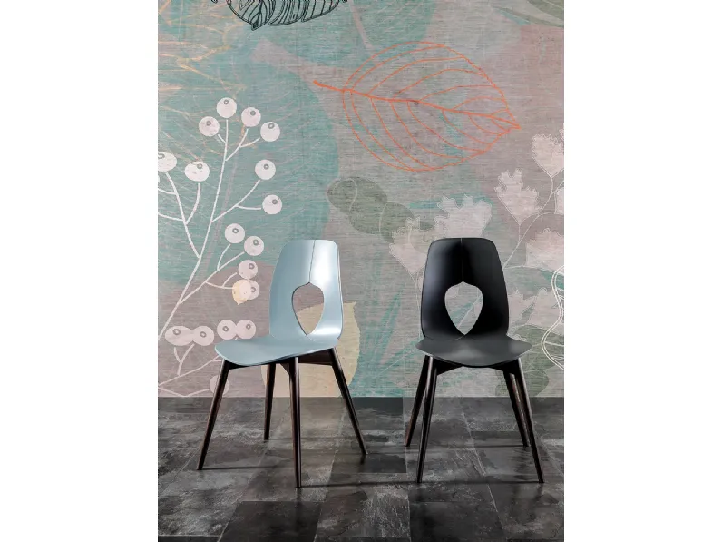 Sedia Hole Wood con gambe in legno e seduta in polipropilene di Tonin Casa