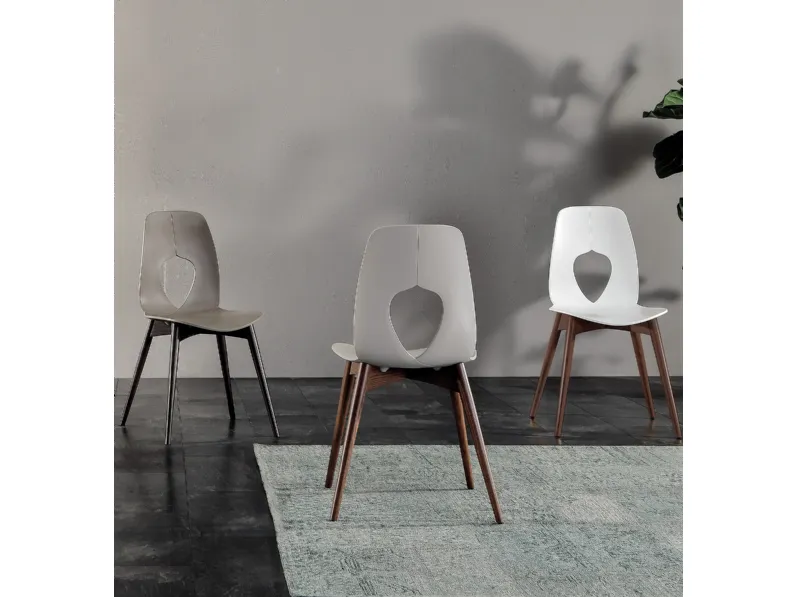 Sedia Hole Wood con gambe in legno e seduta in polipropilene di Tonin Casa