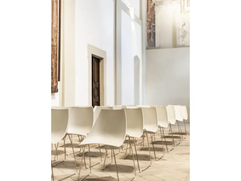 Sedia impilabile Hoop in polipropilene con base in tondino di acciaio di Casprini