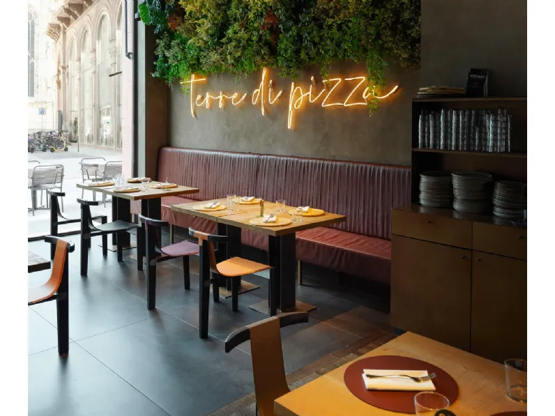 Sedia Pablita in cuoio con struttura in legno e fibra di carbonio di Horm