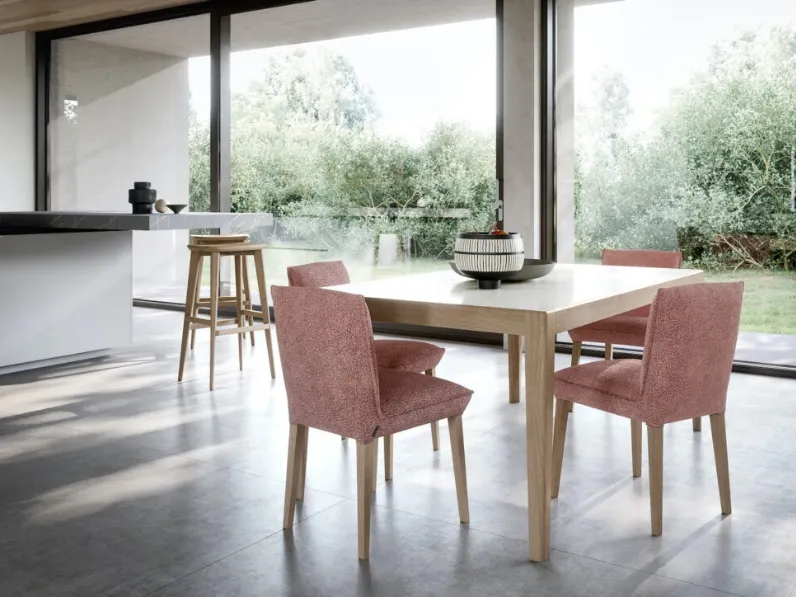 Sedia Bon Bon in tessuto imbottito e gambe in legno di Imperial Line