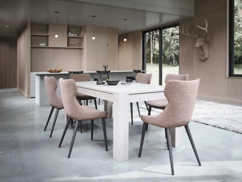 Sedia Magba con schienale avvolgente in tessuto e gambe in legno di Imperial Line