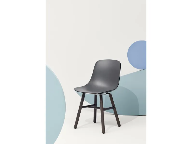 Sedia Pure Loop Binuance Retro con scocca in polipropilene Grigio Ardesia e Nero Carbone con base in Rovere verniciato Nero di Infiniti