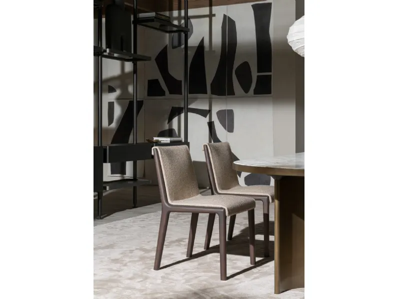 Sedia Janet in tessuto con struttura in legno massello di Molteni & C