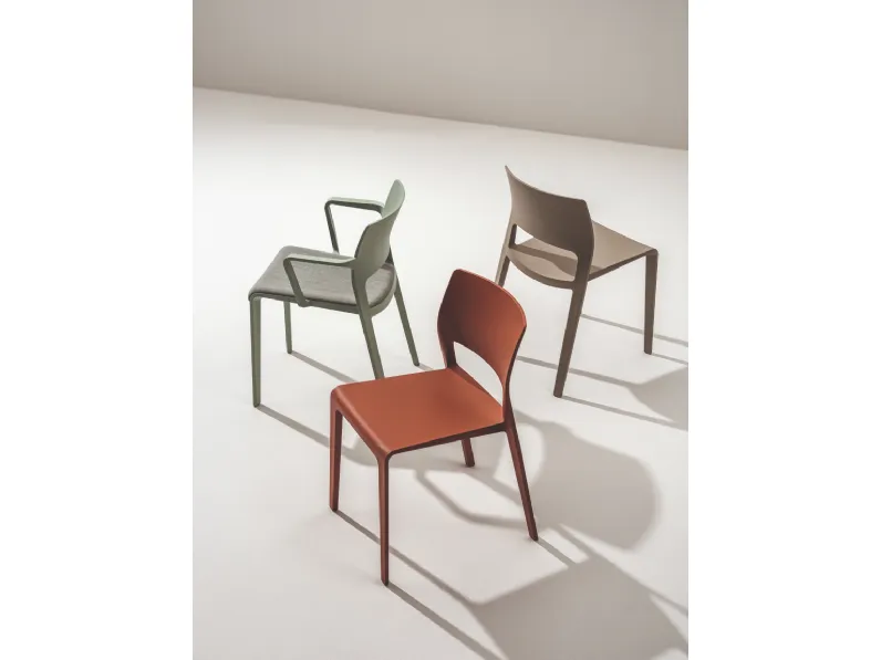 Sedia Juno in polipropilene di Arper