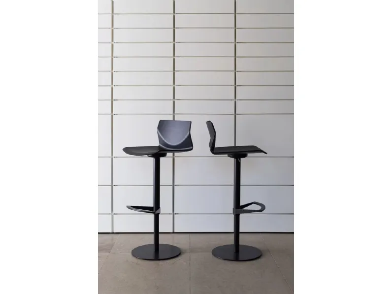 Sgabello Kai in legno con base in metallo di LaPalma