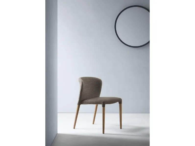 Sedia Karol in tessuto con gambe in legno di Alf Da Frè