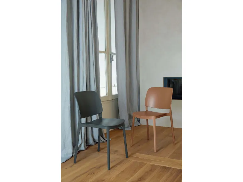 Sedia impilabile Keai di Ingenia