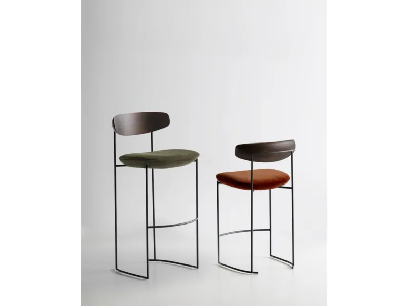 Sgabello in legno e metallo con seduta imbottita Keel di Potocco