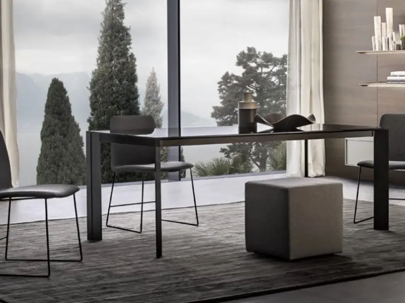 Sedia Kell in tessuto con base in metallo laccato di Giellesse