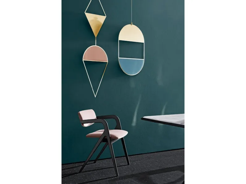 Sedia Keyko con struttura in massello di frassino tinto nero rivestita in velluto di Gallotti&Radice