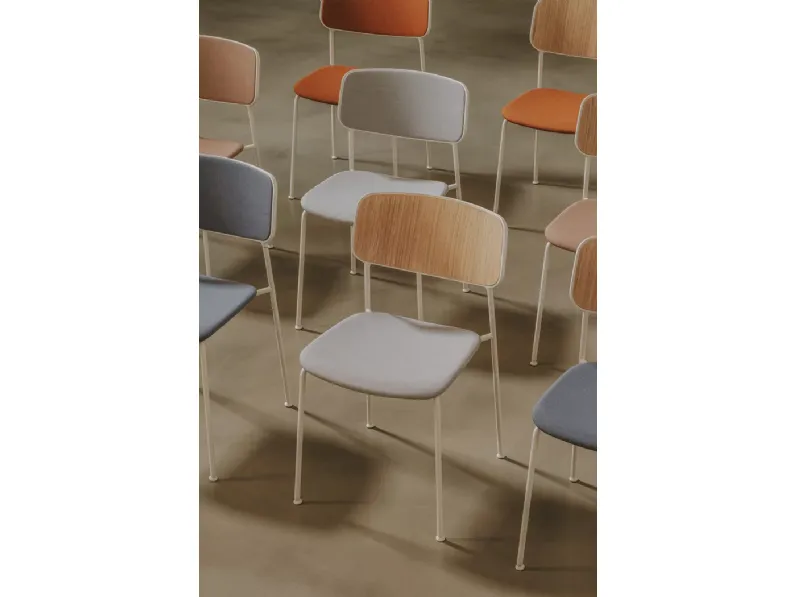 Sedia impilabile Kisat in legno o tessuto con struttura in metallo di LaPalma