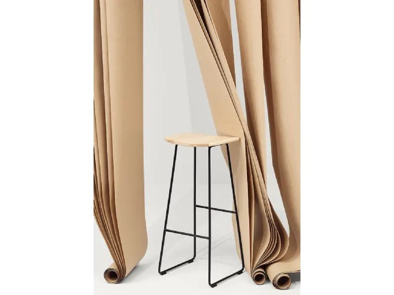 Sgabello Klejn Wood Stool con seduta in Frassino e base in tondino di acciaio di Infiniti