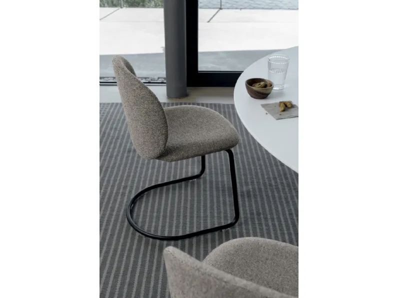 Sedia Dua in tessuto imbottito di Kristalia