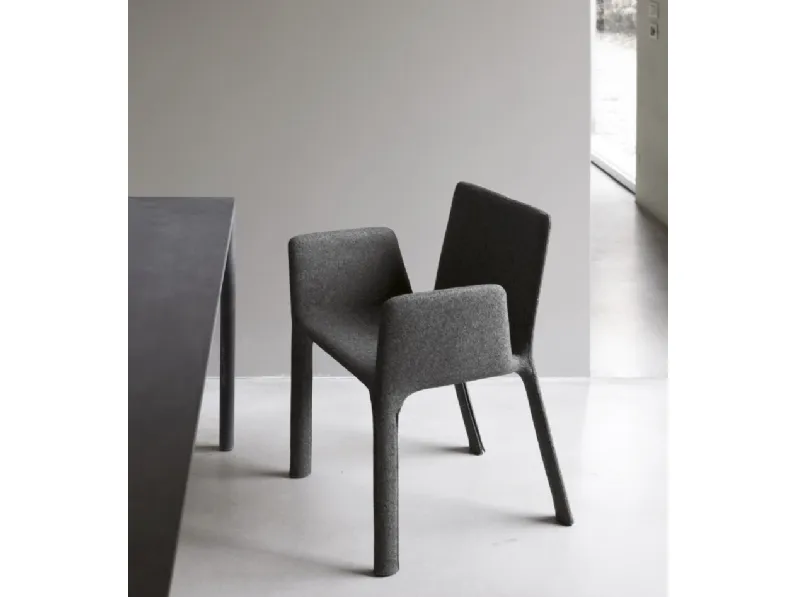 Sedia con braccioli completamente rivestita in tessuto Joko di Kristalia