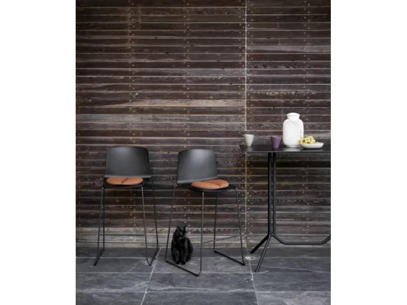 Sgabello impilabile in polipropilene e metallo Rama di Kristalia